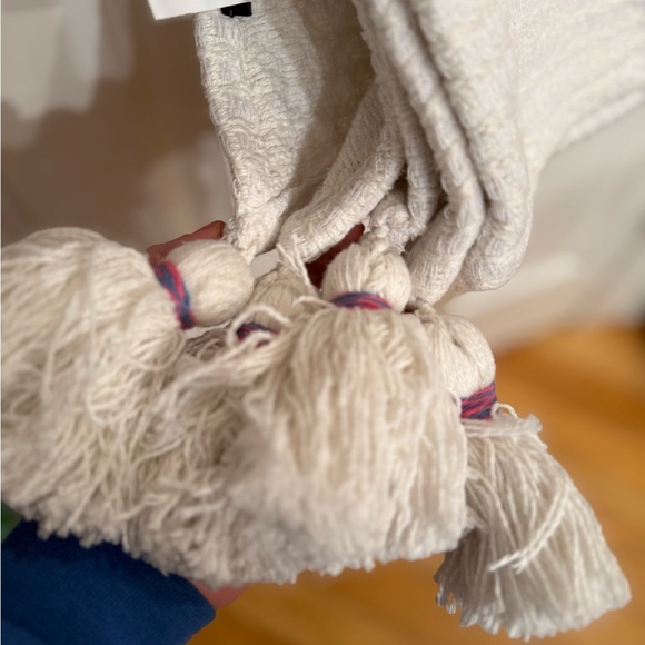 Rachel Zoe White Blanket with Pink and Purple Accents-NWT! Very cozy! - Picture 4 of 11